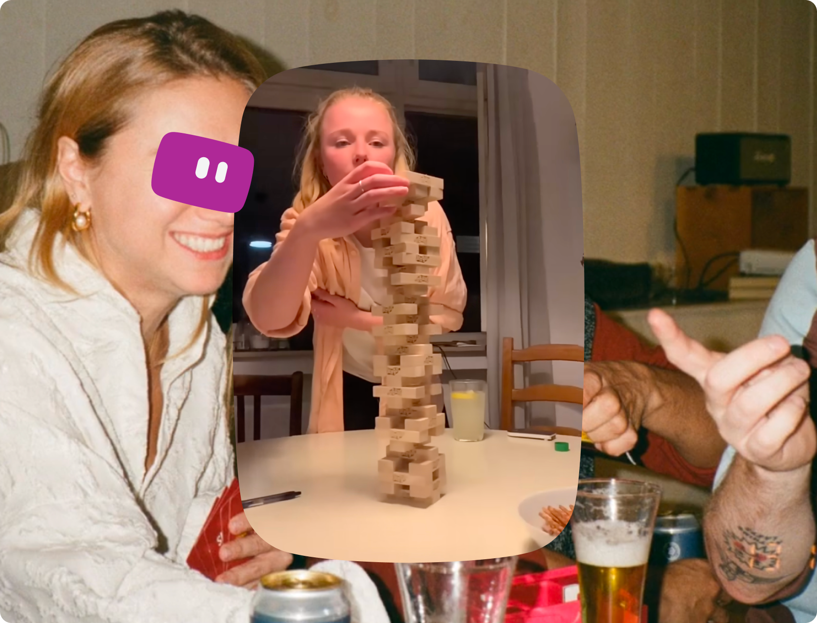 Menschen am gedeckten Tisch, mitten im Gespräch.